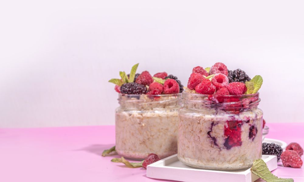 Batido de avena y frutas del bosque.