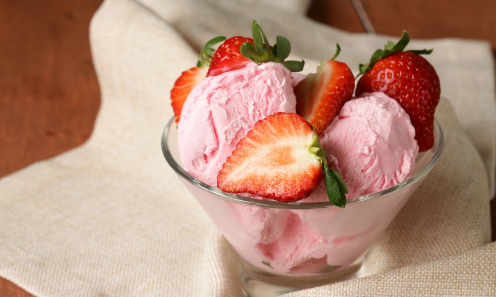 Helado de fresas y yogur.