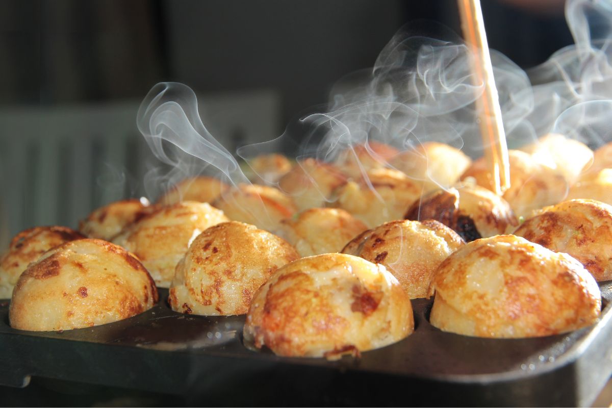 Cocinar takoyaki en casa.