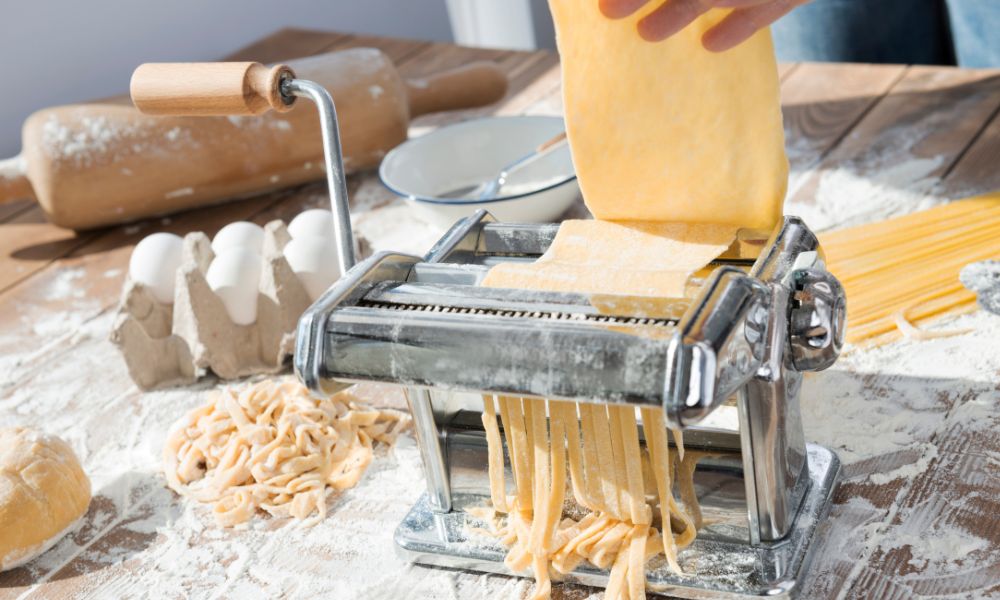 Cortar la pasta con una máquina de pasta.