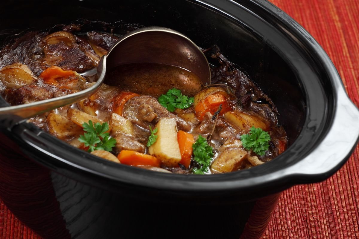 Guiso cocinado en olla de cocción lenta.